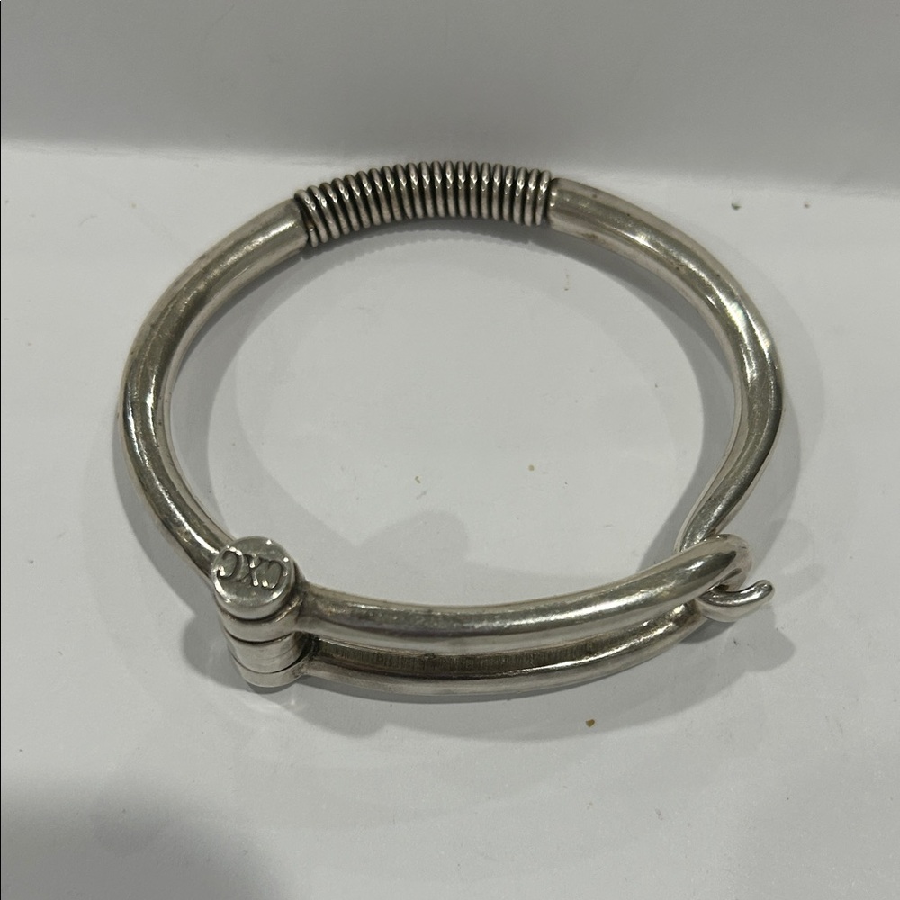 Elegant Silver Bracelet - Picture 2 of 9